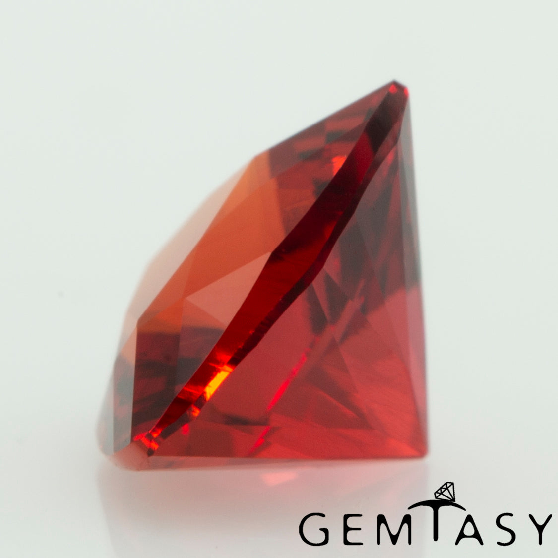 Piedra tallada - Berilo rojo en laboratorio hidrotermal colombiano, facetada Trillante 6x6x6mm 0,56-0,72ct