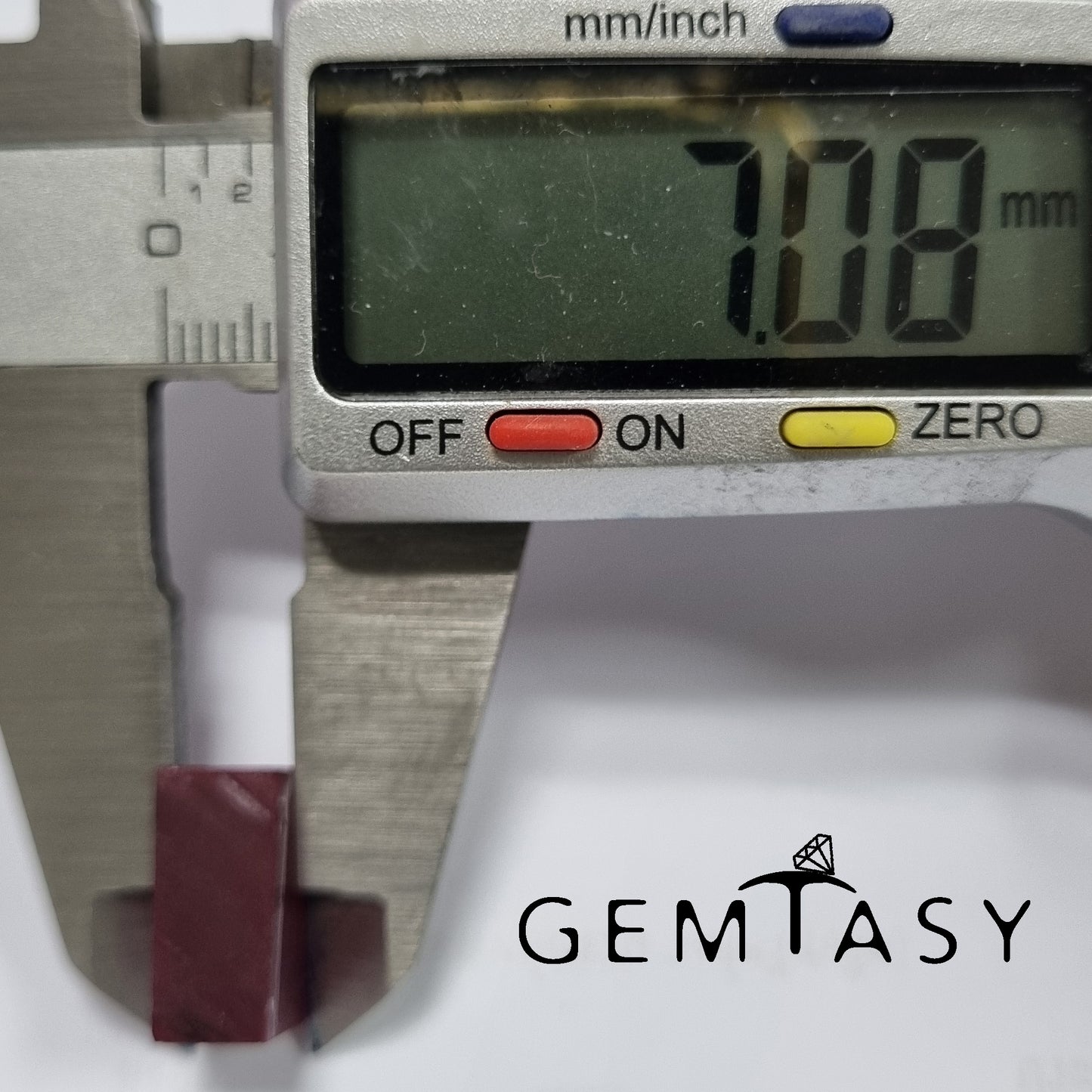 Piedra en bruto para facetar - Ruby Pigeon blood Czochralski (Pulled) cultivada en laboratorio 20-24ct