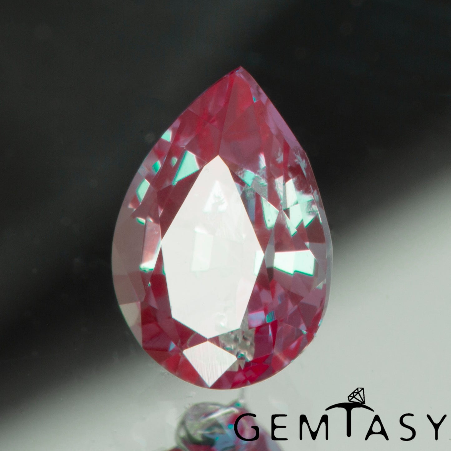 Piedra tallada - Alejandrita Czochralski (Extraída) cultivada en laboratorio, facetada Pera 7x5mm 0,72-0,91ct