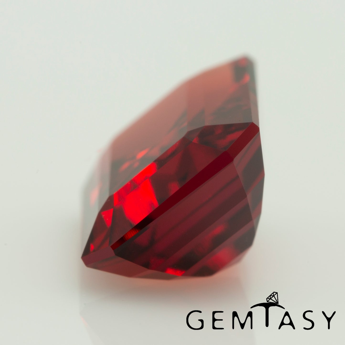 Piedra tallada - Berilo rojo en laboratorio hidrotermal colombiano, facetada Octágono 12x8mm 3,41-3,73ct