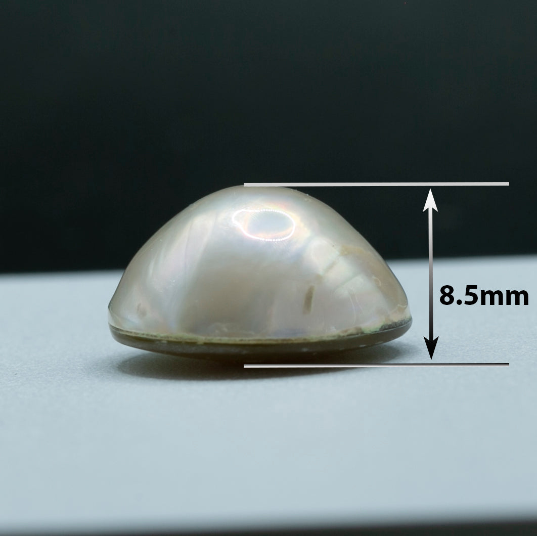 Морской Бело-Розовый Жемчуг "Mabe" хорошего качества, диаметр 15,2мм, высота 8,7мм.
