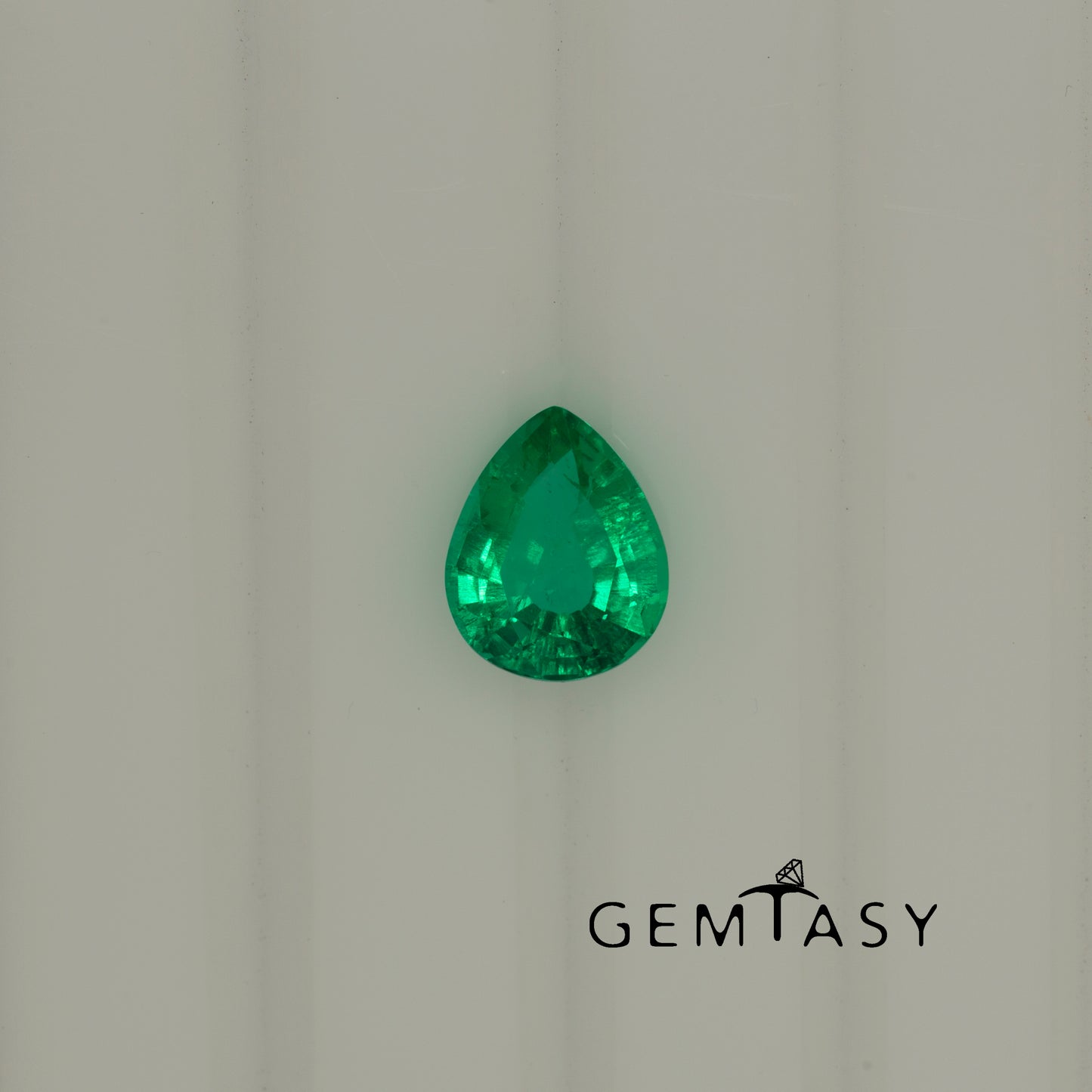 Cut stone - Emerald Colombian hydrothermal lab grown, facet Drop 11x9mm 2.8ct