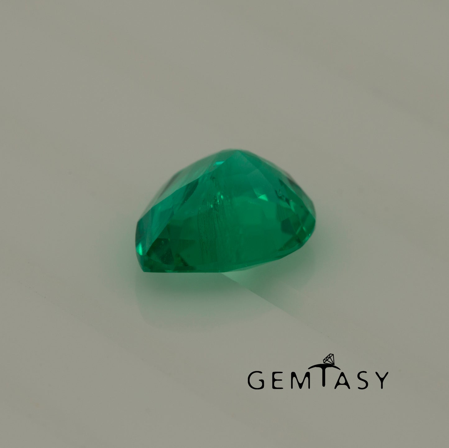 Cut stone - Emerald Colombian hydrothermal lab grown, facet Drop 11x9mm 2.8ct