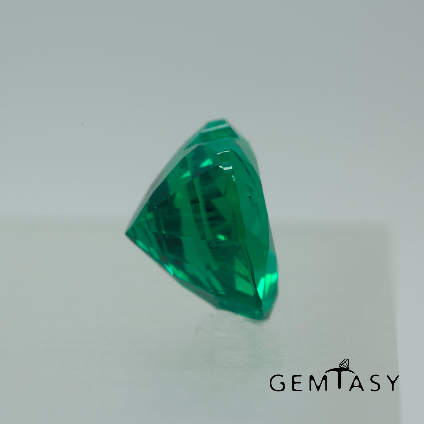 Cut stone - Emerald Colombian hydrothermal lab grown, facet Heart 10.5x10.5mm 4.30ct