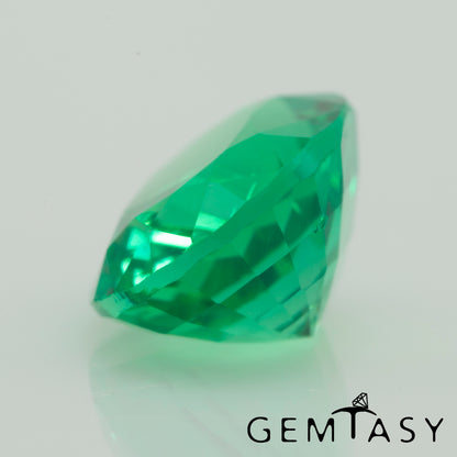 Cut stone - Emerald Colombian hydrothermal lab grown, facet Oval 10x8mm 2.4ct