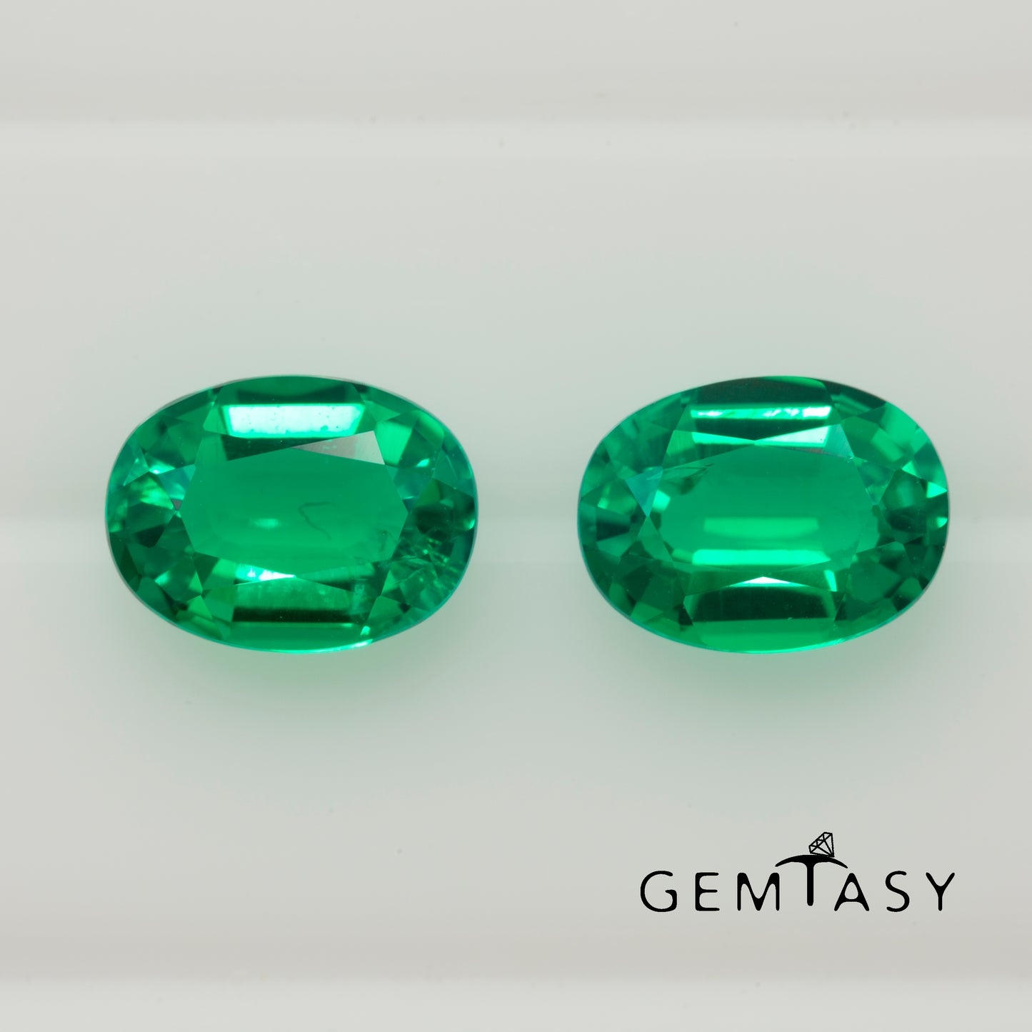 Cut stone - Emerald Colombian hydrothermal lab grown, facet Oval 6x4mm 0.40-0.50ct