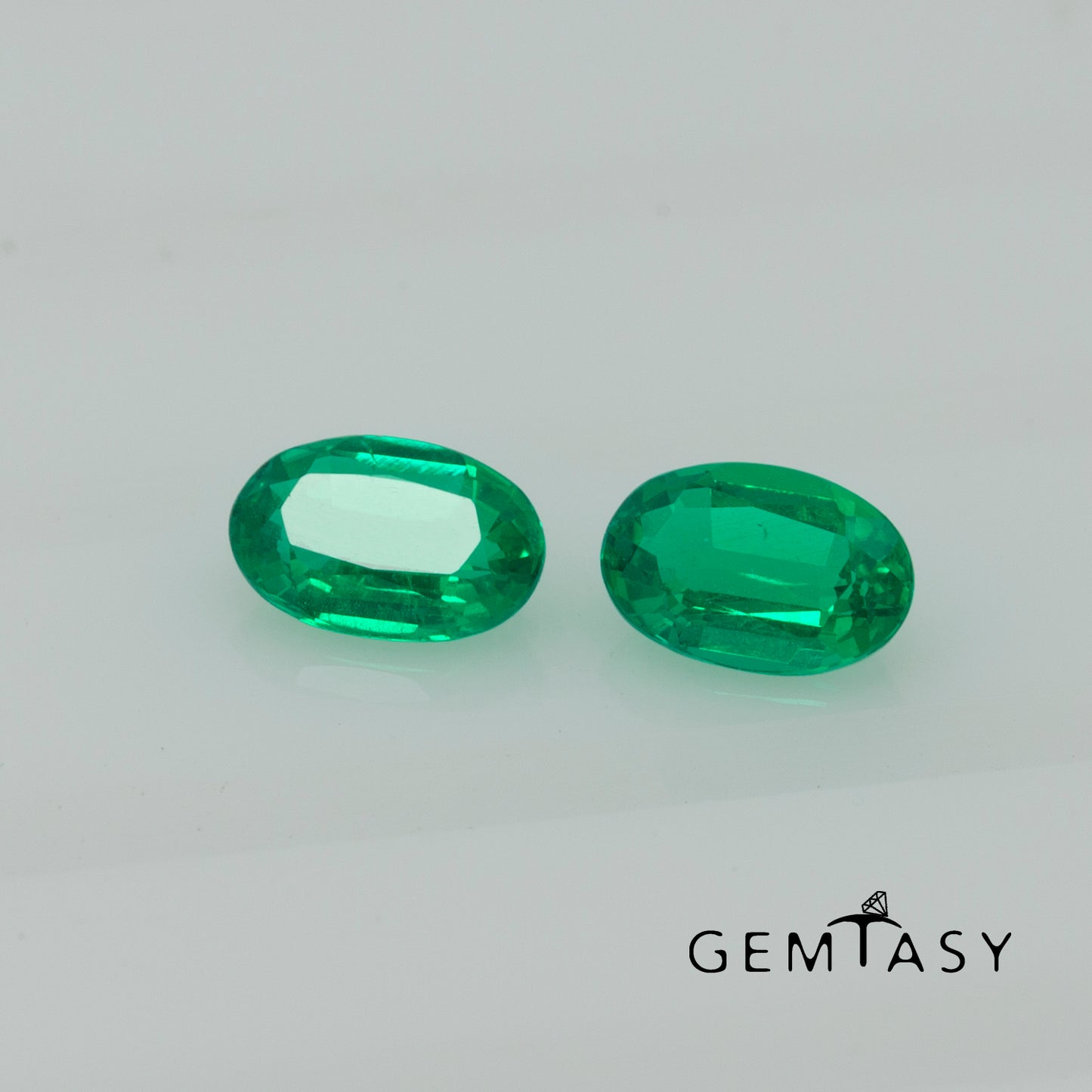 Cut stone - Emerald Colombian hydrothermal lab grown, facet Oval 6x4mm 0.40-0.50ct