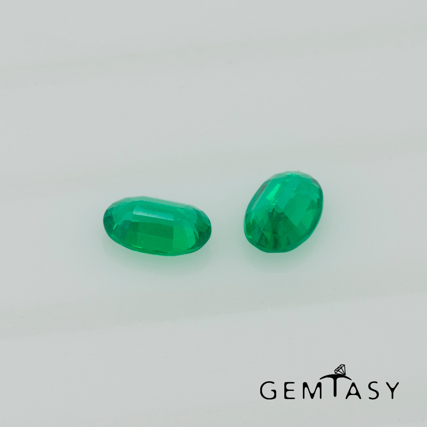 Cut stone - Emerald Colombian hydrothermal lab grown, facet Oval 6x4mm 0.40-0.50ct