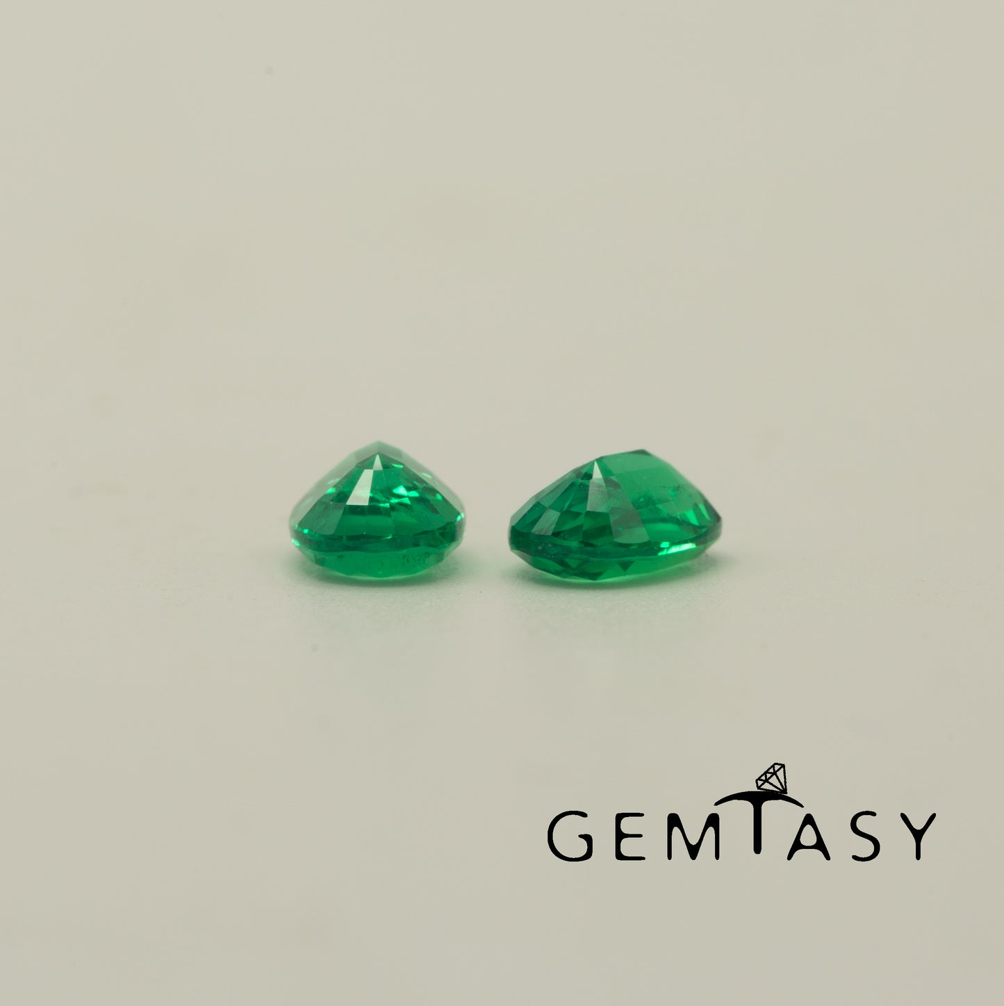 Cut stone - Emerald Colombian hydrothermal lab grown, facet Oval 7x5mm 0.75-0.80ct