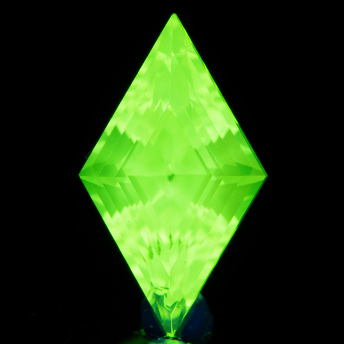 Pierre taillée - LuAG Jaune fluo Czochralski (Tiré) cultivé en laboratoire, facette Losange 15x8,5mm 6,18-6,82 ct