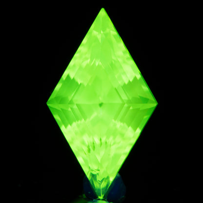 Pierre taillée - LuAG Jaune fluo Czochralski (Tiré) cultivé en laboratoire, facette Losange 15x8,5mm 6,18-6,82 ct