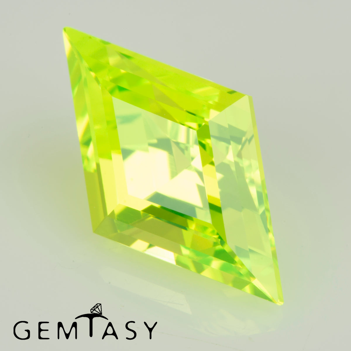 Pierre taillée - LuAG Jaune fluo Czochralski (Tiré) cultivé en laboratoire, facette Losange 15x8,5mm 6,18-6,82 ct