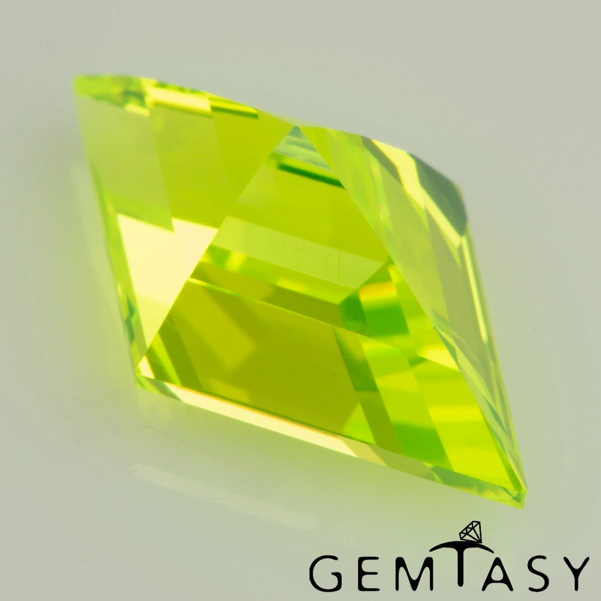 Pierre taillée - LuAG Jaune fluo Czochralski (Tiré) cultivé en laboratoire, facette Losange 15x8,5mm 6,18-6,82 ct