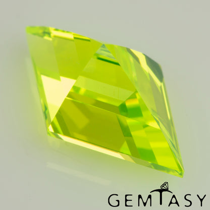 Pierre taillée - LuAG Jaune fluo Czochralski (Tiré) cultivé en laboratoire, facette Losange 15x8,5mm 6,18-6,82 ct