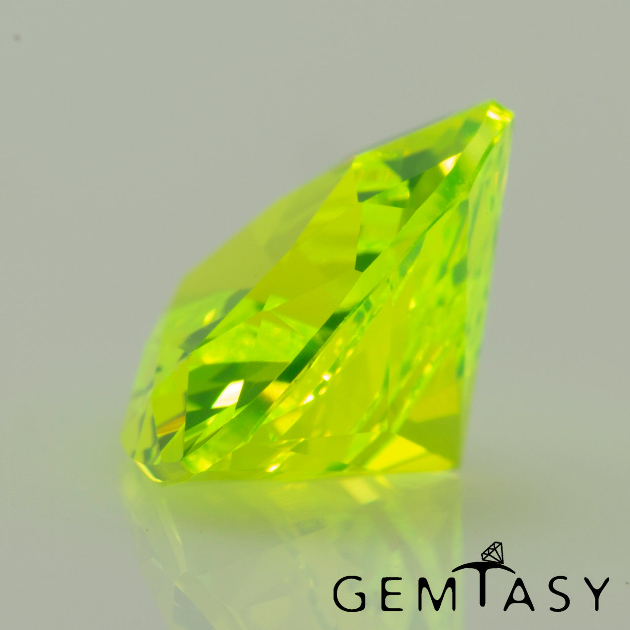 Pierre taillée - LuAG Jaune fluo Czochralski (Tiré) cultivé en laboratoire, facette Trilliant 8x8x8mm 3,18-3,34ct