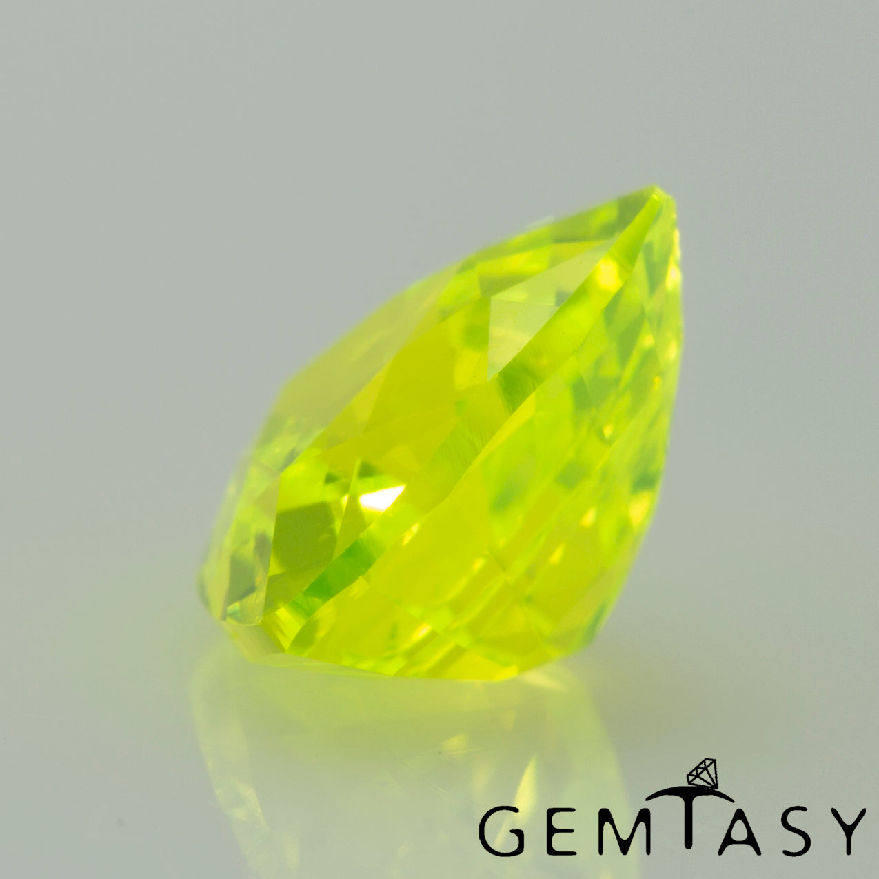 Pierre taillée - LuAG Jaune fluo Czochralski (Tiré) cultivé en laboratoire, facette Trilliant 6x6x6mm 1,54-1,67ct