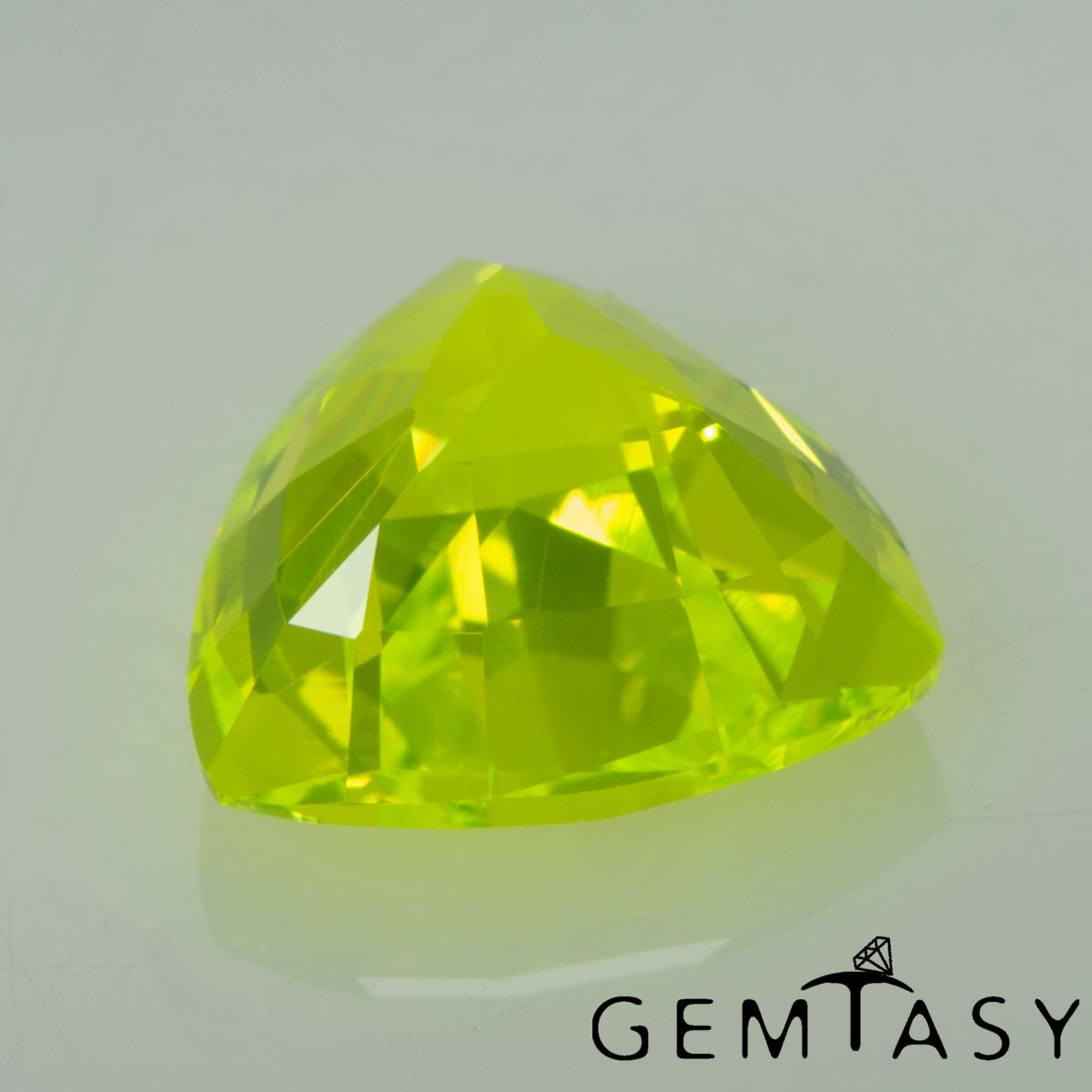 Pierre taillée - LuAG Jaune fluo Czochralski (Tiré) cultivé en laboratoire, facette Trilliant 6x6x6mm 1,54-1,67ct