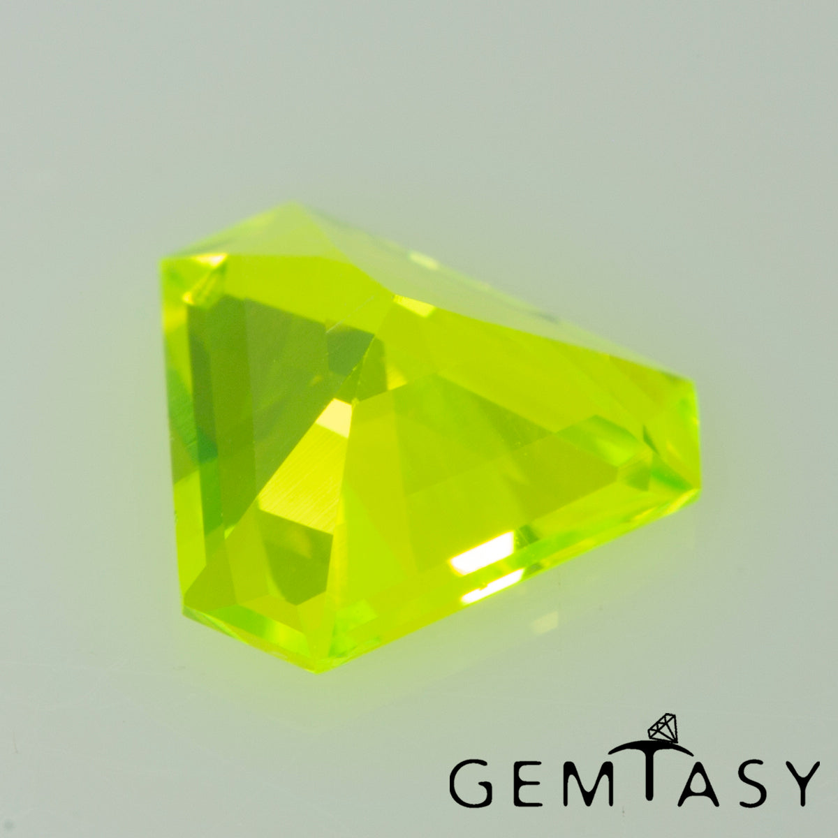 Piedra tallada - LuAG Amarillo neón Czochralski (Extraído) cultivado en laboratorio, facetado Trillante 6x6x6mm 1,28-1,63ct