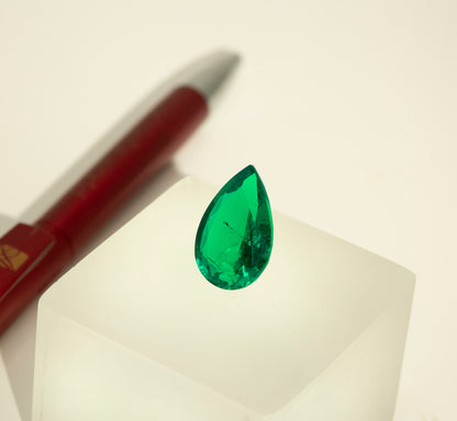 Cut stone - Emerald Colombian hydrothermal lab grown, facet Pear 22x14mm 13.4ct