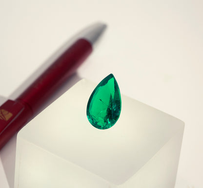 Cut stones set for earrings 35.80ct - Colombian hydrothermal Emeralds lab-grown Cushion 10x10mm 2pc + Pear 22x14mm 2pc