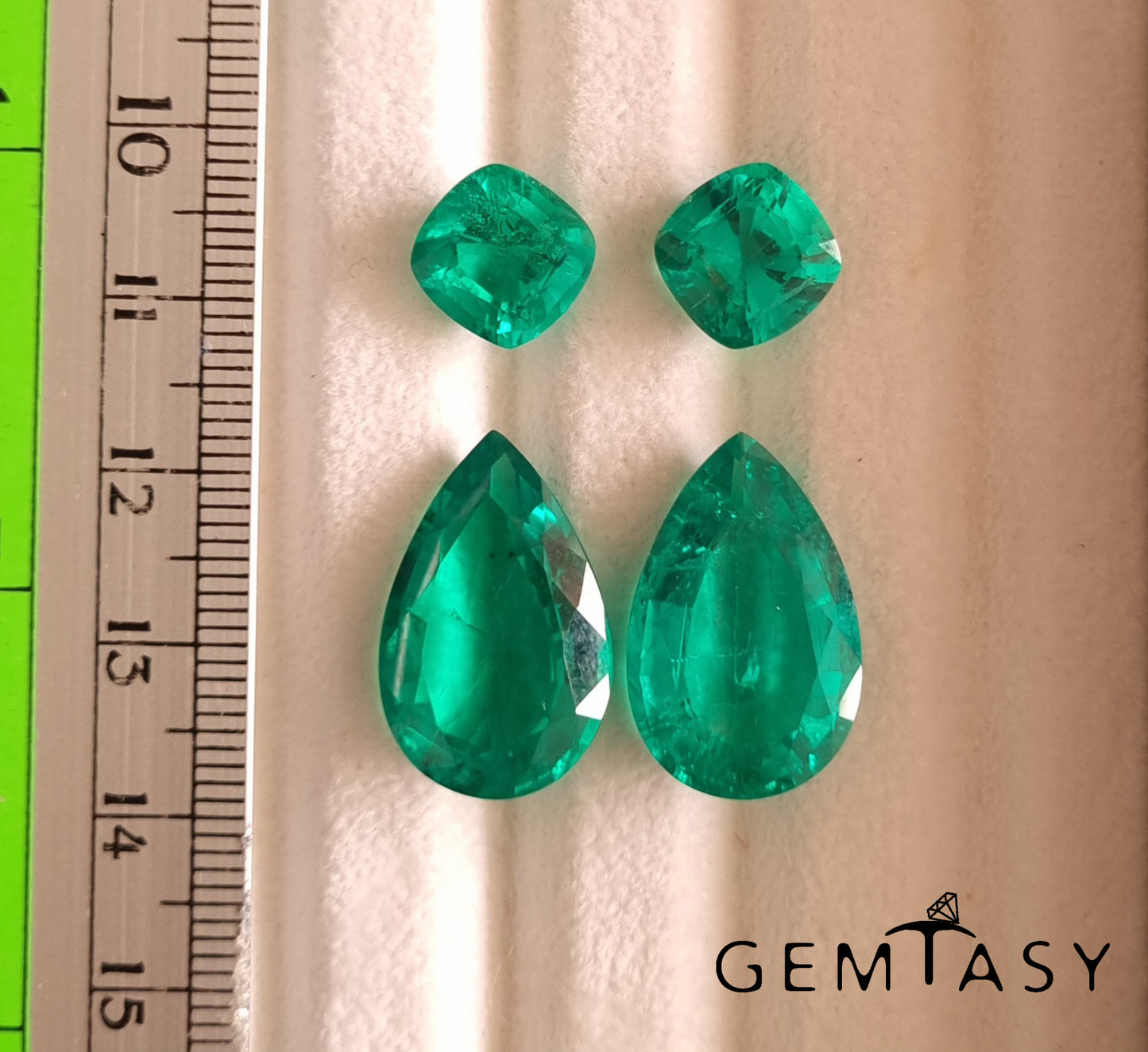 Cut stones set for earrings 35.80ct - Colombian hydrothermal Emeralds lab-grown Cushion 10x10mm 2pc + Pear 22x14mm 2pc