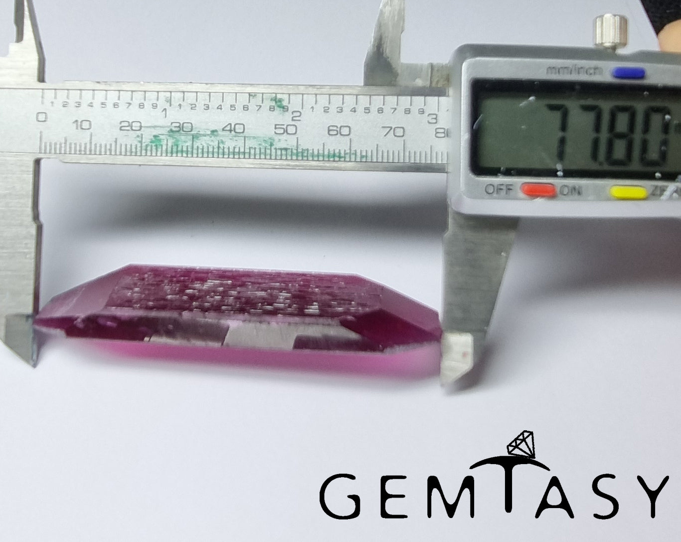 Piedra en bruto para tallar - Berilo rojo Púrpura cultivada en laboratorio hidrotermal de 122,0 ct