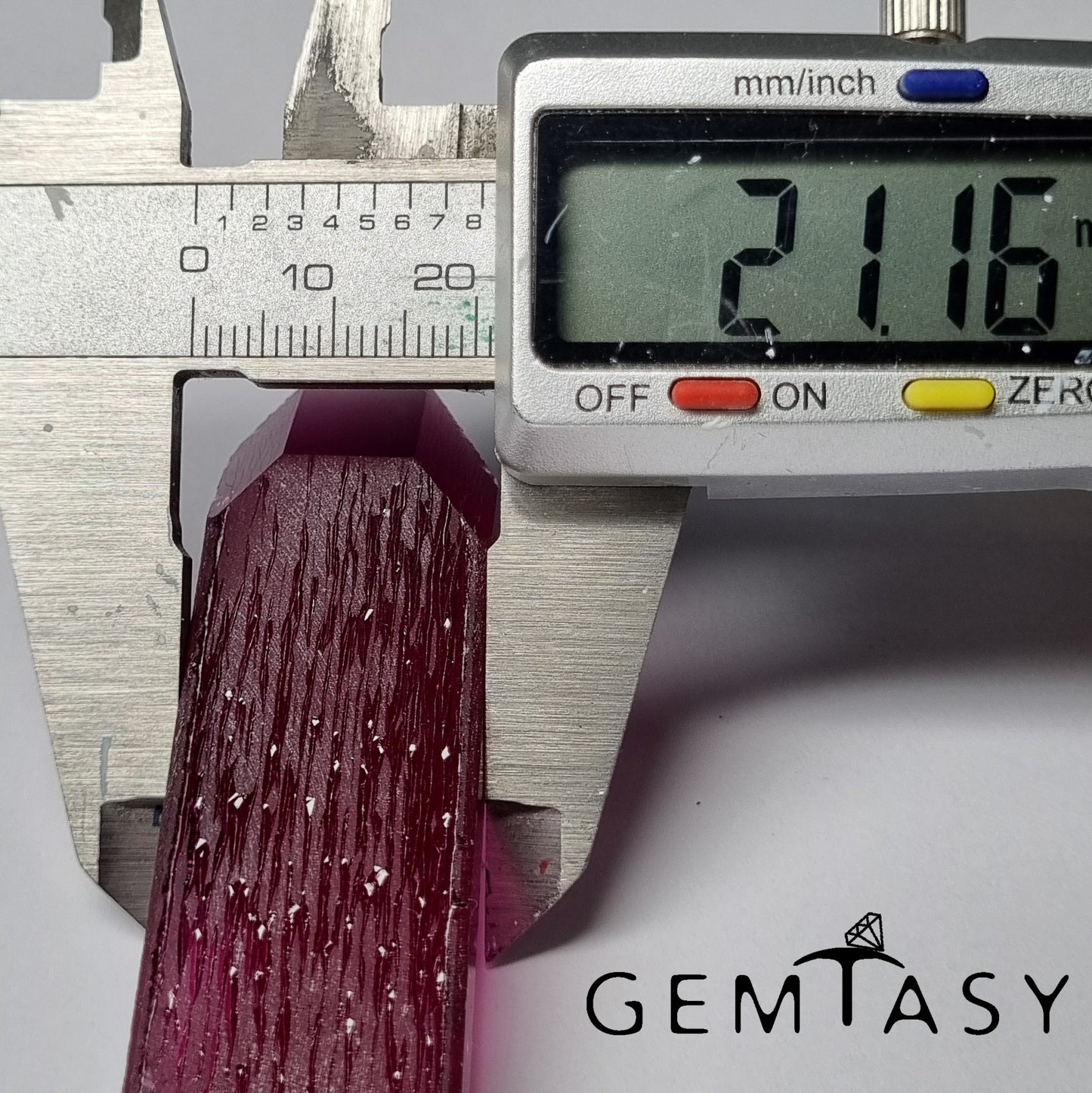 Piedra en bruto para tallar - Berilo rojo Púrpura cultivada en laboratorio hidrotermal de 122,0 ct