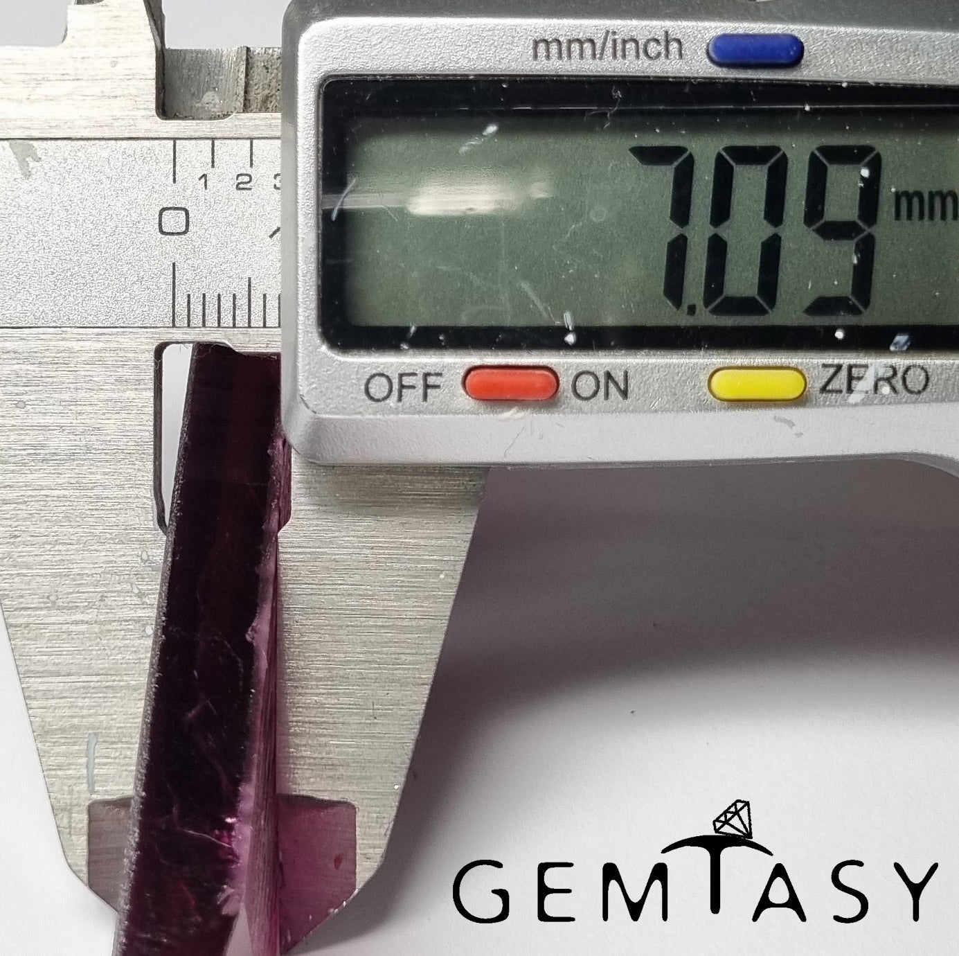 Piedra en bruto para tallar - Berilo rojo Púrpura cultivada en laboratorio hidrotermal de 122,0 ct