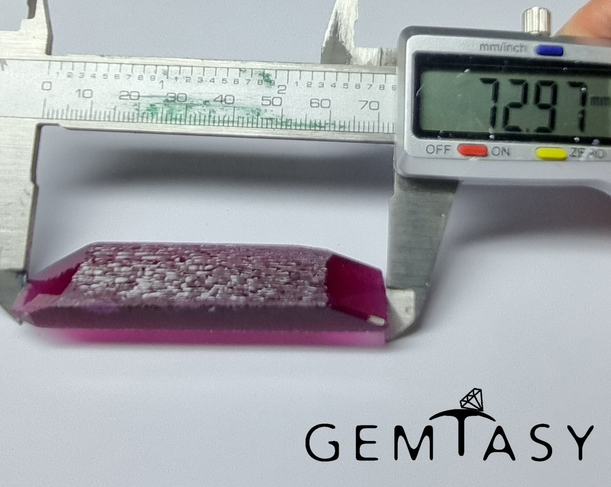 Piedra en bruto para tallar - Berilo rojo Púrpura cultivada en laboratorio hidrotermal de 119,65 ct