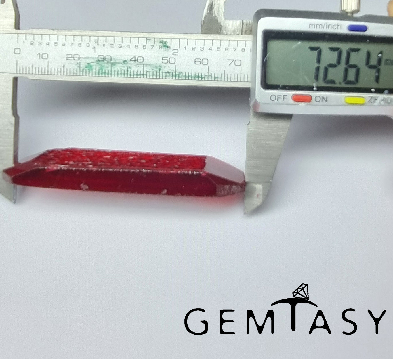 Piedra en bruto para tallar - Berilo rojo cultivada en laboratorio hidrotermal de 151,25 ct