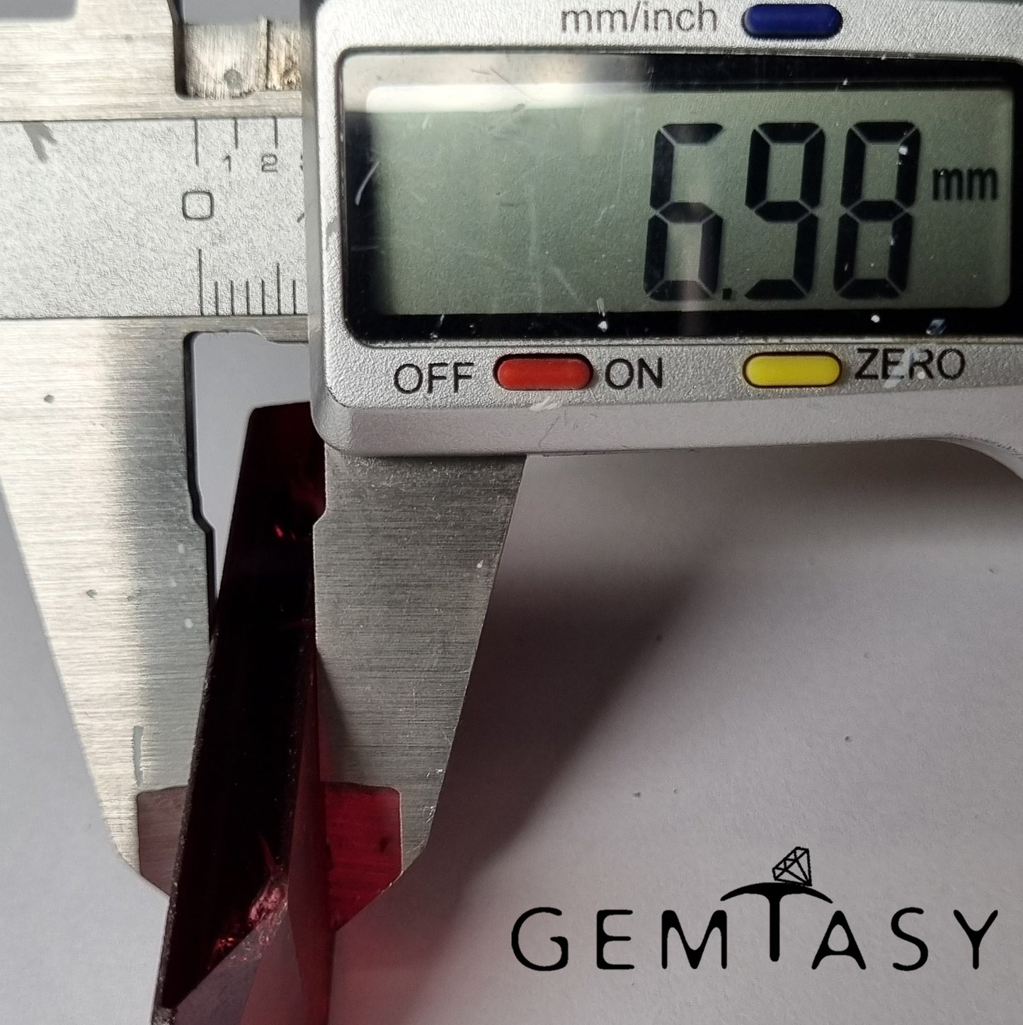 Piedra en bruto para tallar - Berilo rojo cultivada en laboratorio hidrotermal de 109,20 ct