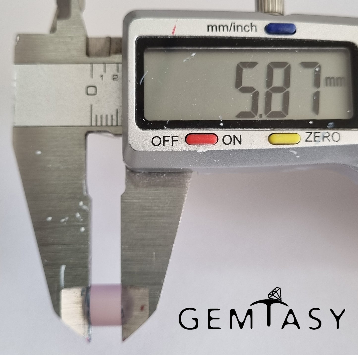 Piedra en bruto para facetar - Alejandrita Czochralski (Extraído) cultivado en laboratorio 8mm 5-6ct