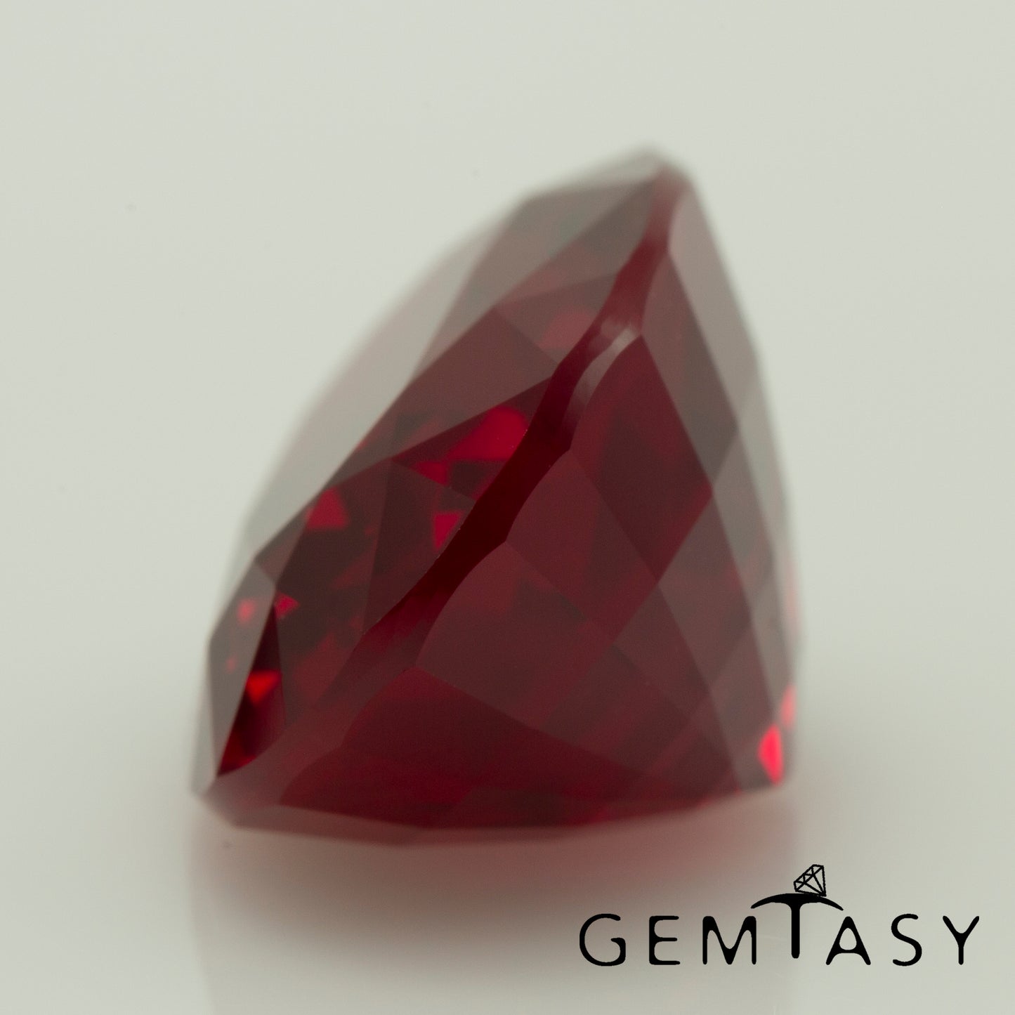 Cut stone - Ruby Pigeon blood Czochralski (Pulled) lab grown, facet Oval 14x10mm 8.97ct