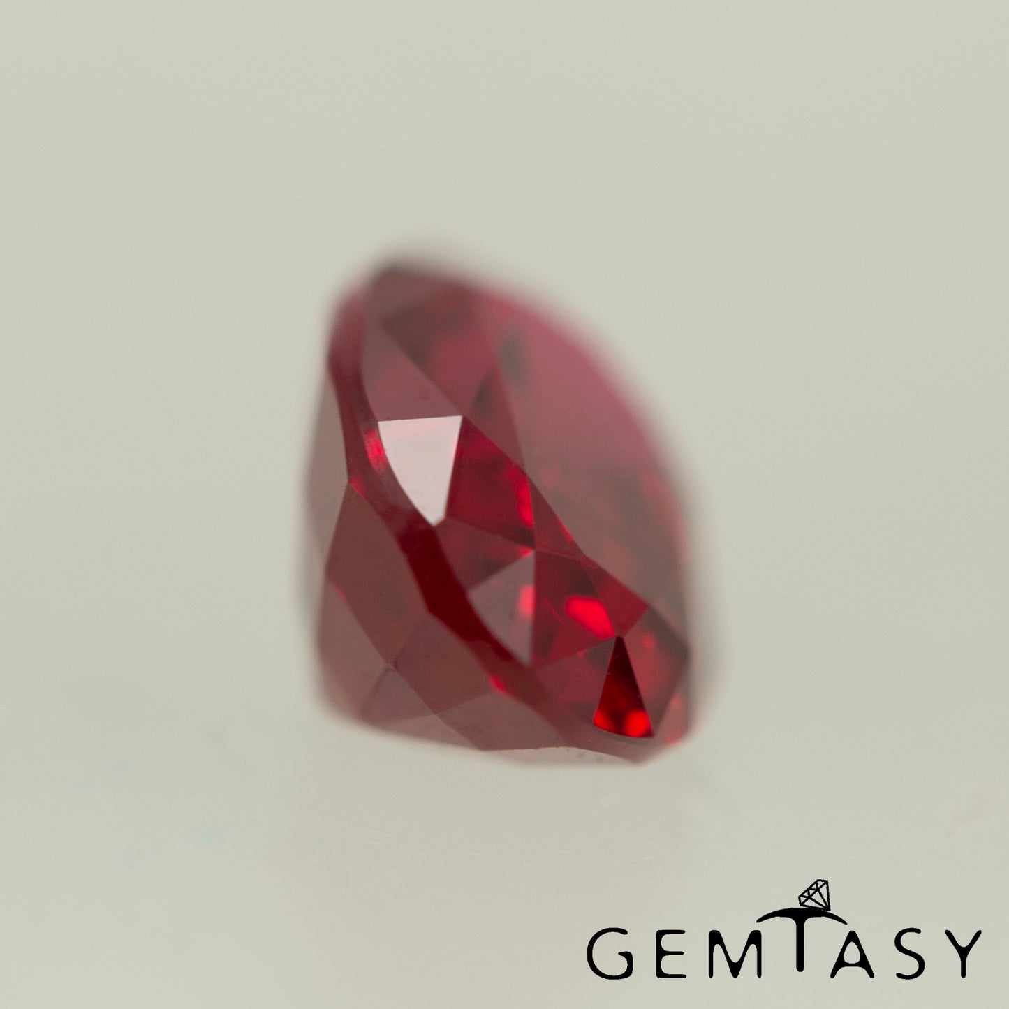 Cut stone - Ruby Pigeon blood Czochralski (Pulled) lab grown, facet Oval 7x5mm 0.95-1.12ct