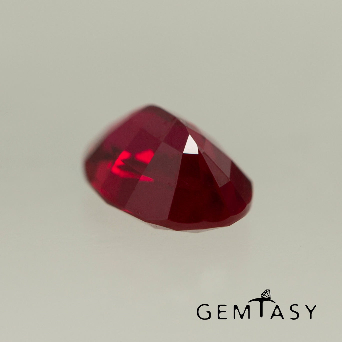 Cut stone - Ruby Pigeon blood Czochralski (Pulled) lab grown, facet Oval 7x5mm 0.95-1.12ct