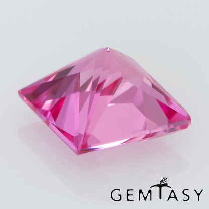 Pierre taillée - Saphir Rose Czochralski (Tiré) cultivé en laboratoire, facette Princesse 8x8mm 3.54ct