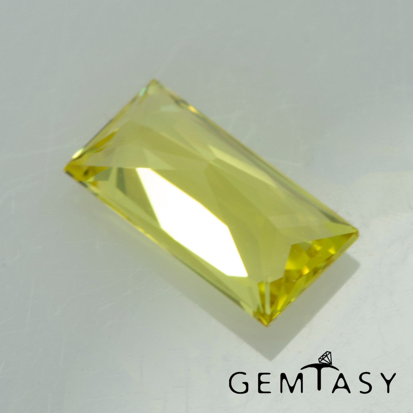 Pierre taillée - Saphir Jaune Czochralski (Tiré) cultivé en laboratoire, facette Baguette 8x4mm 1.60ct