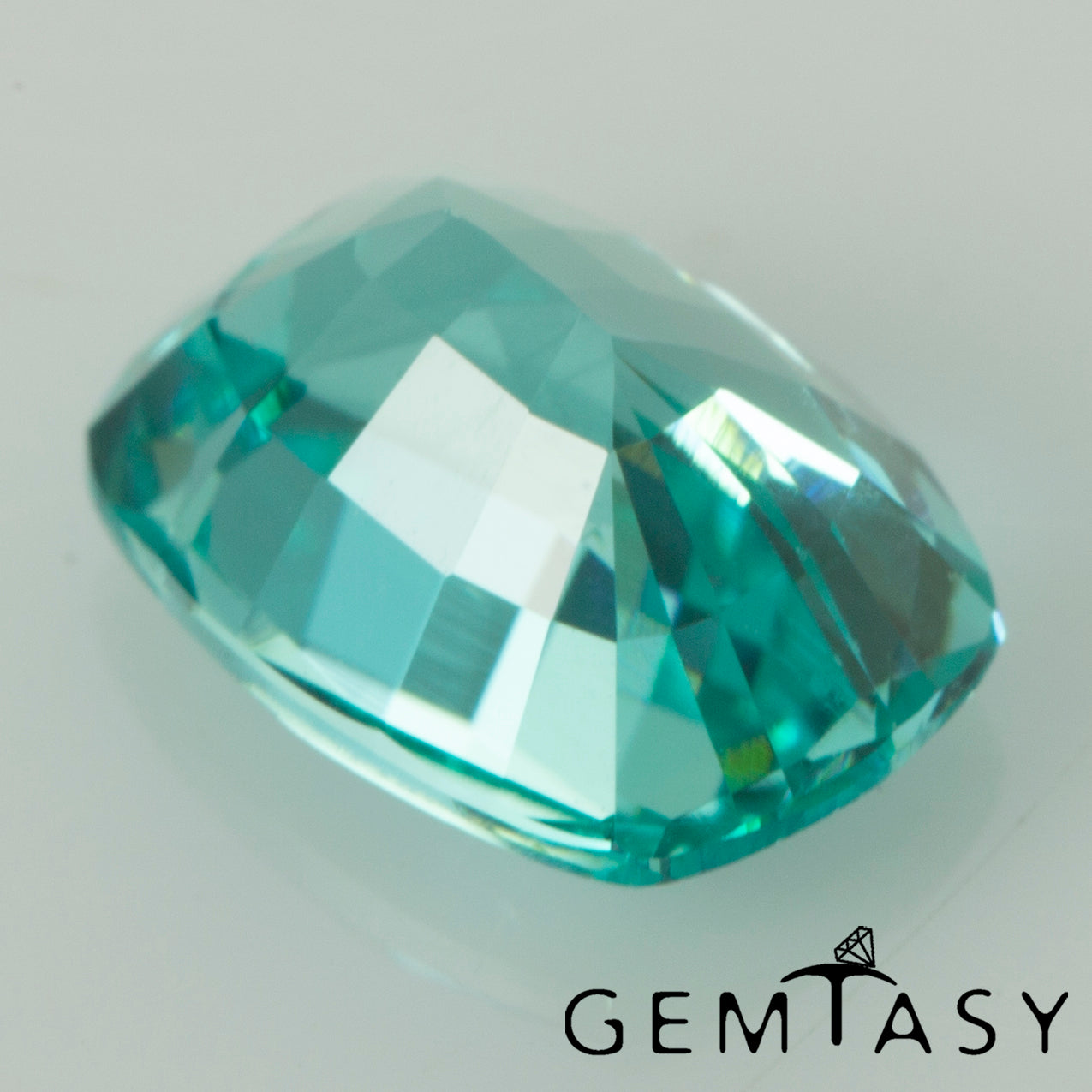 Pierre taillée - Paraiba YAG Czochralski (Tiré) cultivé en laboratoire, facette Coussin 7x5mm 1,51-1,84 ct