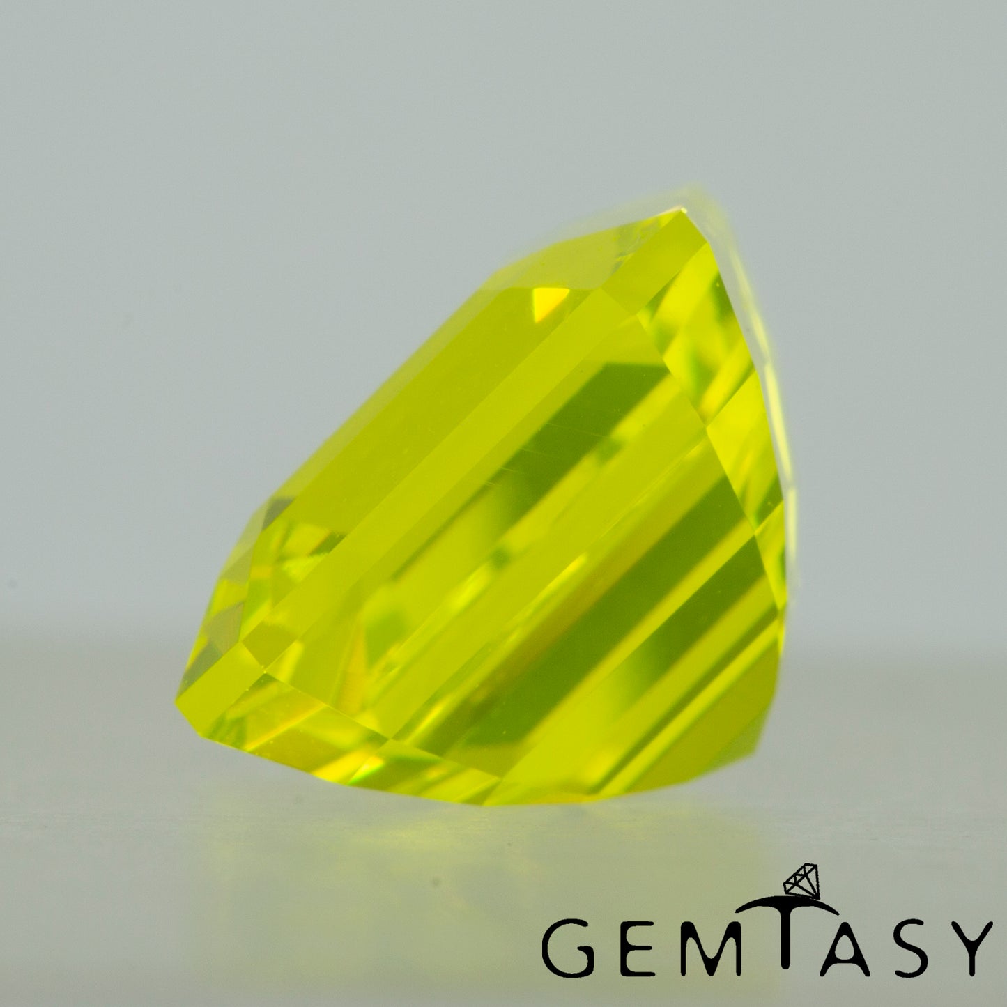 Pierre taillée - YAG Jaune fluo Czochralski (Tiré) cultivé en laboratoire, facette Octogone 9x9mm 6,55ct