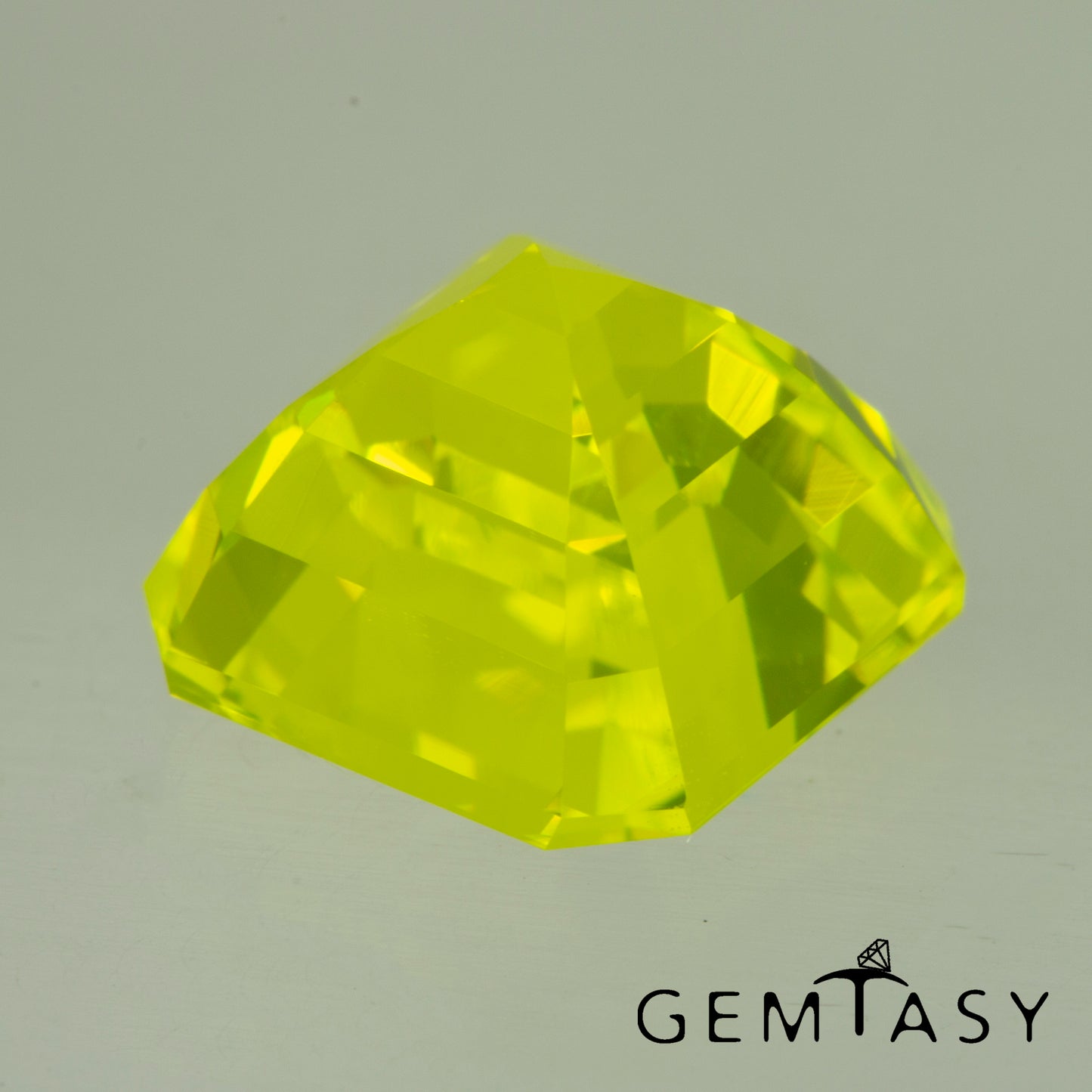 Pierre taillée - YAG Jaune fluo Czochralski (Tiré) cultivé en laboratoire, facette Octogone 9x9mm 6,55ct