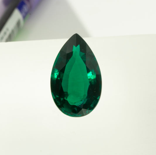 Pierre taillée - Émeraude zambienne cultivée en laboratoire, facette Poire 18x11mm 7.9ct