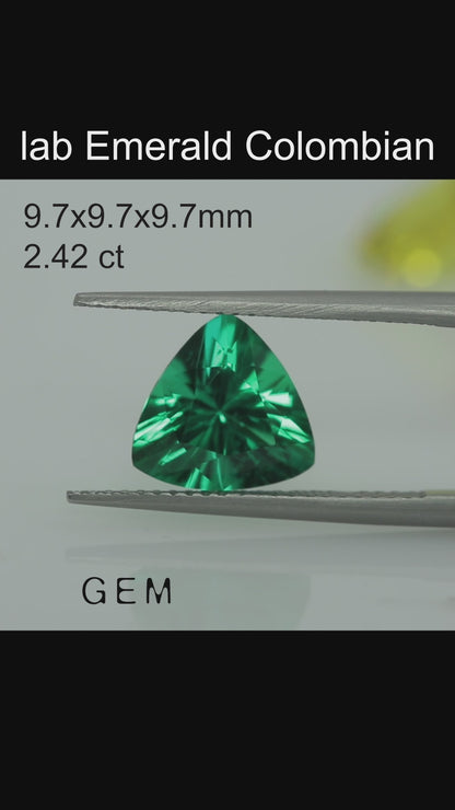 Cut stone - Emerald Colombian hydrothermal lab grown, facet Trilliant 9.7x9.7mm 2.42ct