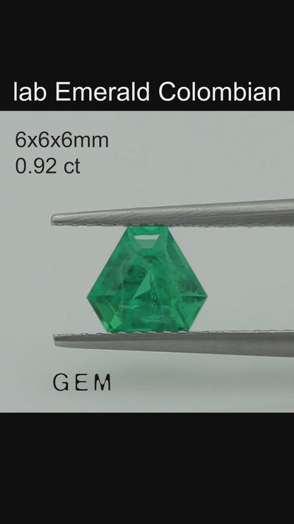 Cut stone - Emerald Colombian hydrothermal lab grown, facet Trilliant 6x6x6mm 0.92ct